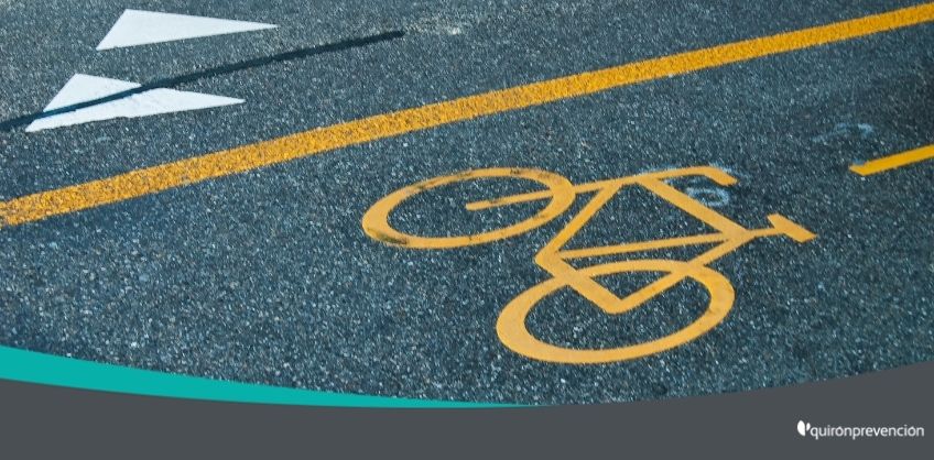 señalización bicicleta en asfalto imagen grande