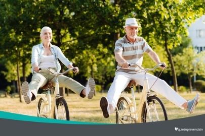 pareja de ancianos montando en bicicleta imagen pequeña