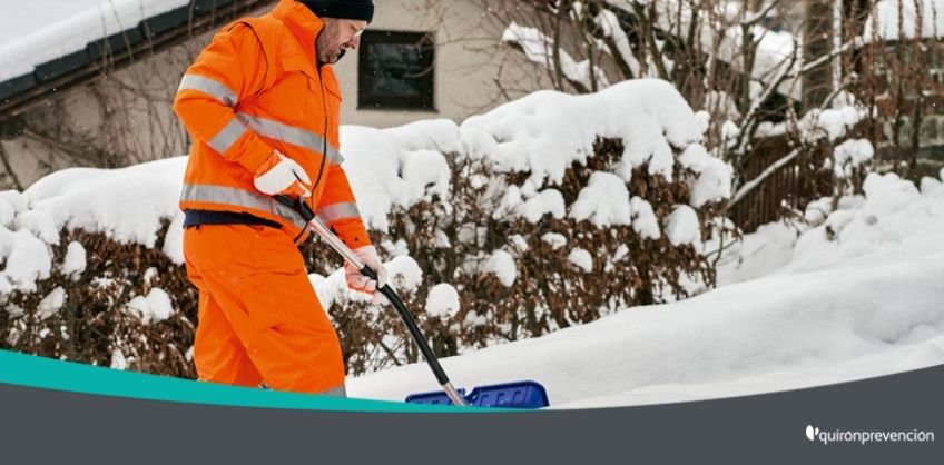operario con traje naranja quitando nieve imagen grande