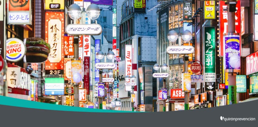 carteles iluminados en el centro de Tokio imagen grande