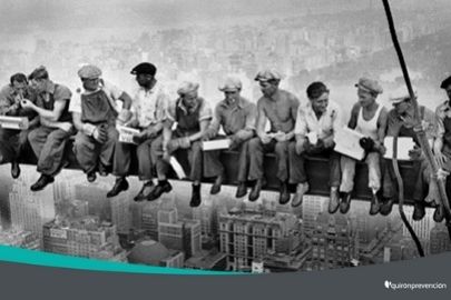 imagen en blanco y negro de trabajadores de la construcción en rascacielos imagen pequeña