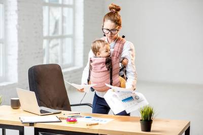 empresaria trabajando con bebé