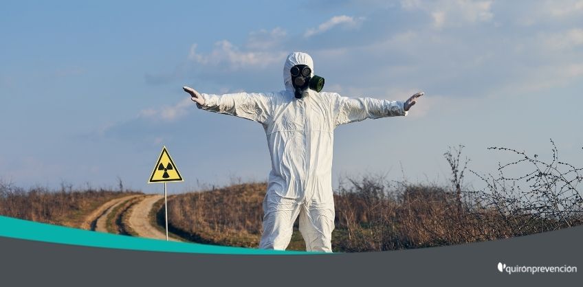 persona protegida con traje especial contra radiación imagen grande