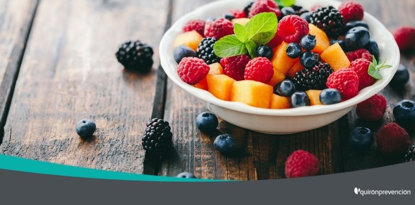 plato con frutas del bosque imagen grande