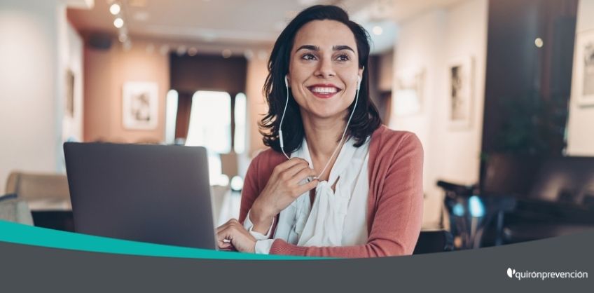 mujer sonriente teletrabajando imagen grande