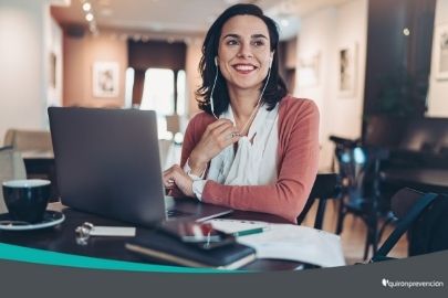 mujer sonriente teletrabajando imagen pequeña