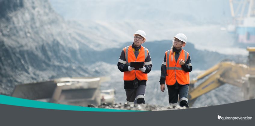 dos trabajadores inspeccionando cantera imagen grande