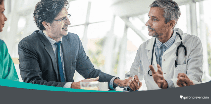 médico del trabajo con ejecutivo imagen grande