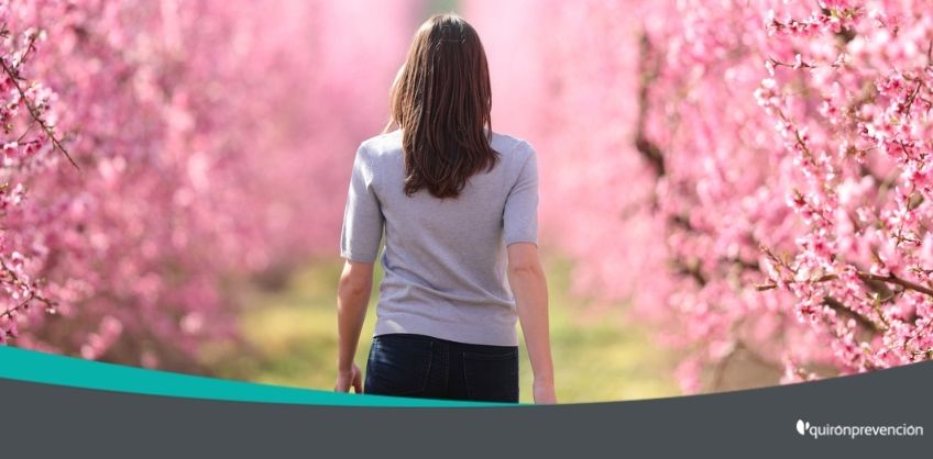 mujer andando entre flores rosas imagen grande