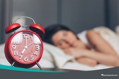 reloj despertador rojo y de fondo mujer durmiendo imagen pequeña
