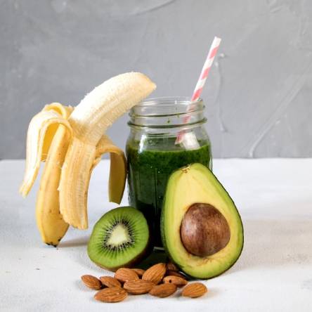 imagen con plátano aguacate almendras
