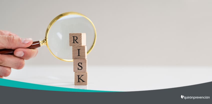 lupa y dados donde pone risk imagen grande