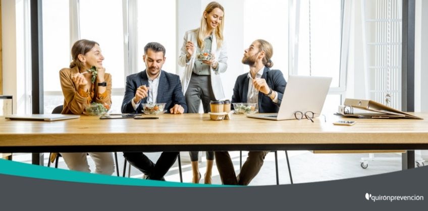 empleados reunidos en mesa de madera alargada imagen grande