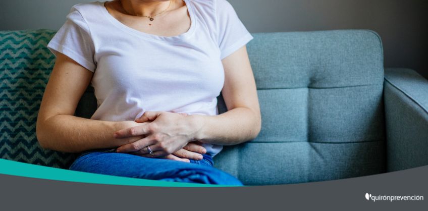 mujer estresada sentada en sofa imagen grande