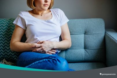 mujer estresada sentada en sofa imagen pequeña