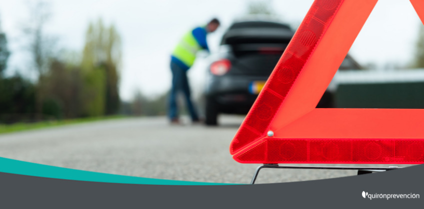 triángulo seguridad carretera y de fondo coche parado imagen grande