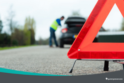 triángulo seguridad carretera y de fondo coche parado imagen pequeña