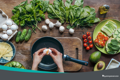 persona cocinando en una mesa repleta de verduras imagen pequeña