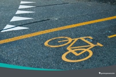 señalización bicicleta en asfalto imagen pequeña