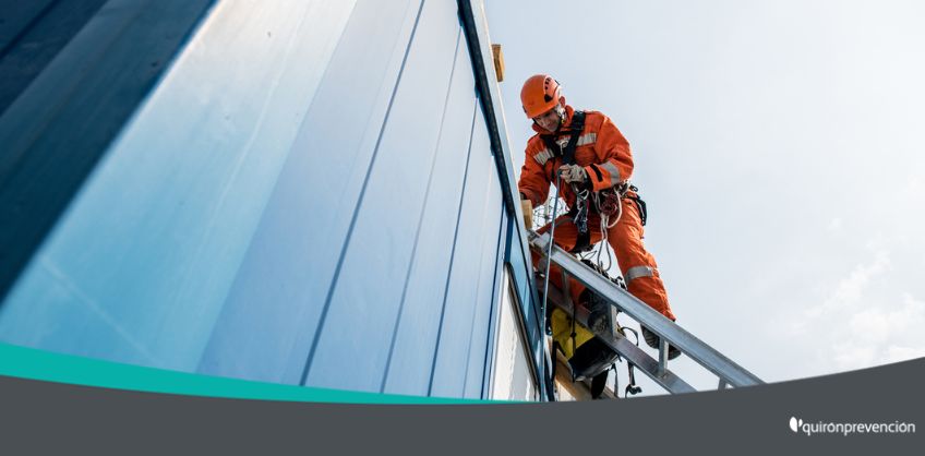 trabajador realizando trabajos en el exterior de un edificio imagen grande