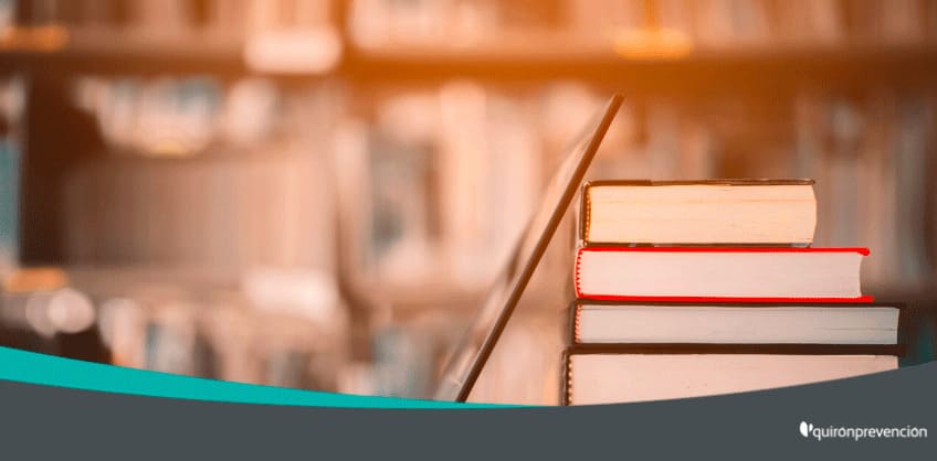 libros apilados en biblioteca imagen grande