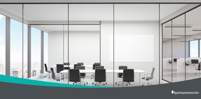 sala de reunión vacía con grandes ventanales imagen grande