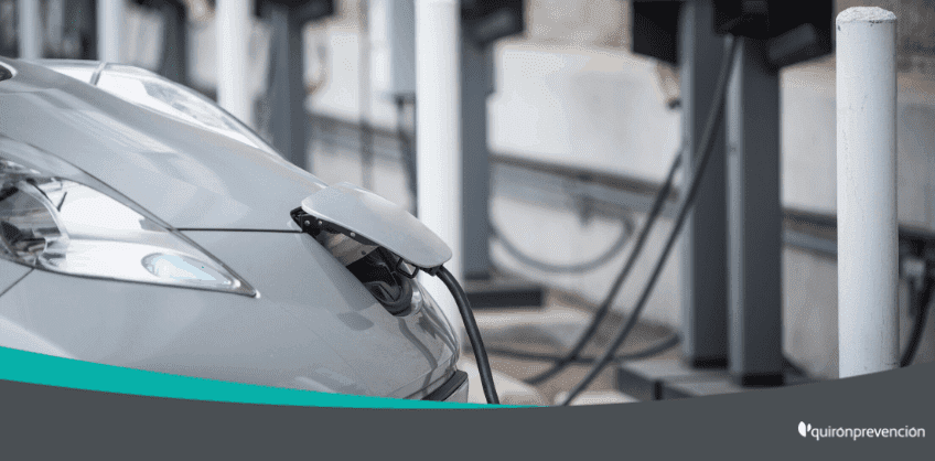 Coche eléctrico en estación de carga imagen grande