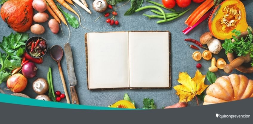 recetario en blanco rodeado de verduras imagen grande
