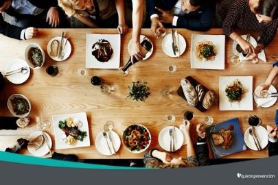mesa con comensales en cena de empresa imagen pequeña