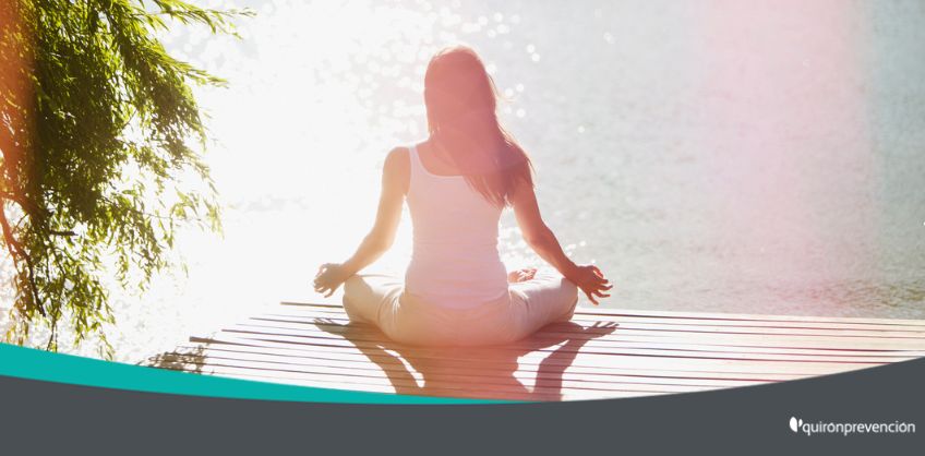 mujer meditando cerca de un lago imagen grande