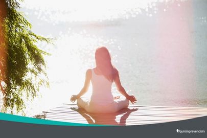 mujer meditando cerca de un lago imagen pequeña