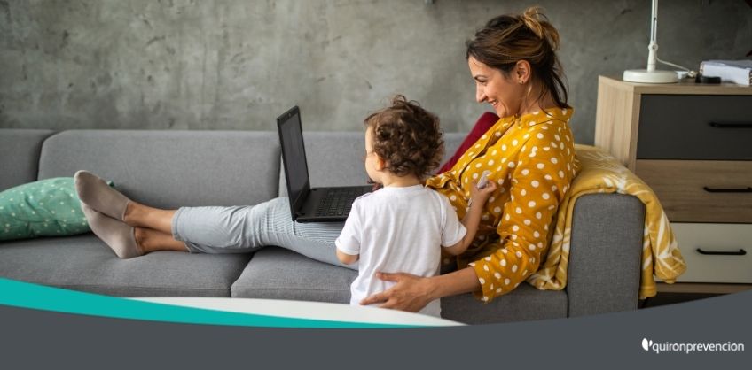 mujer con hijo trabajando en el sofá imagen grande