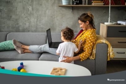 mujer con hijo trabajando en el sofá imagen pequeña