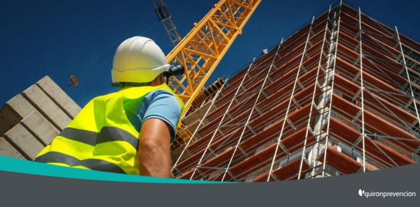 personal de construcción verificando obra edificio imagen grande