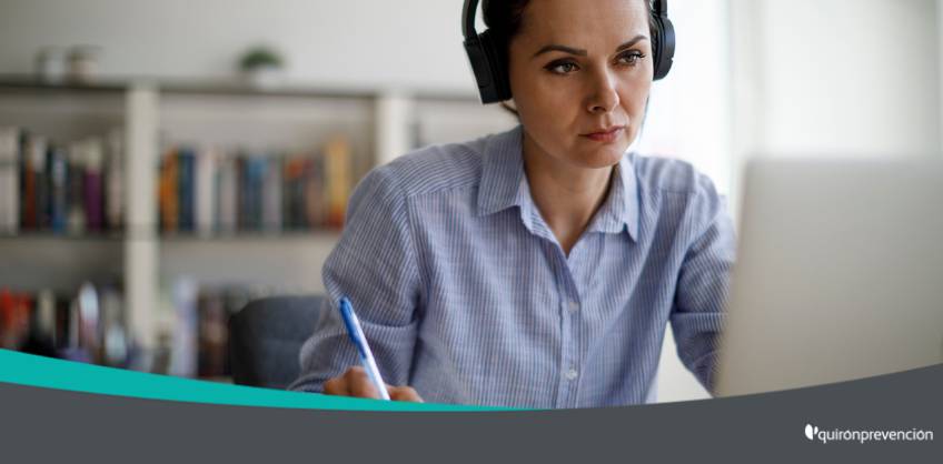 mujer teletrabajando con auriculares imagen grande