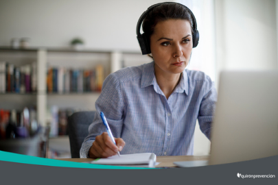 mujer teletrabajando con auriculares imagen pequeña