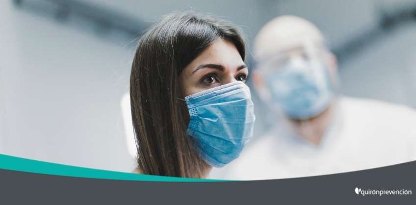 mujer con mascarilla quirúrgica imagen grande