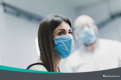 mujer con mascarilla quirúrgica imagen pequeña