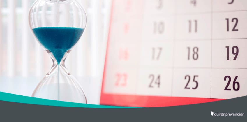 calendario de arena junto a uno de papel imagen grande
