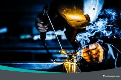 trabajador soldando en fábrica imagen pequeña