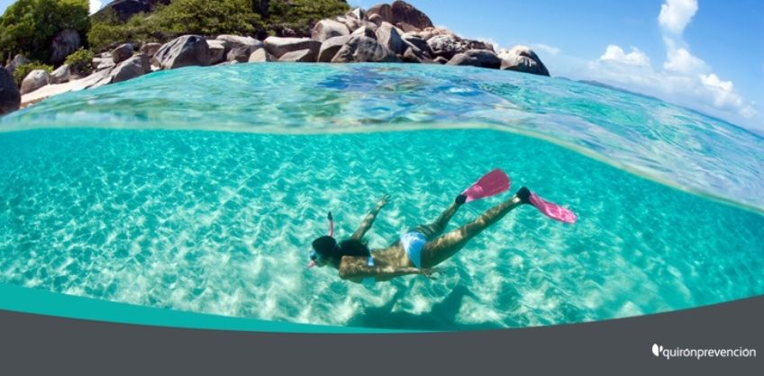 mujer buceando en costa paradisiaca imagen grande