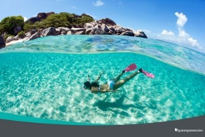 mujer buceando en costa paradisiaca imagen pequeña