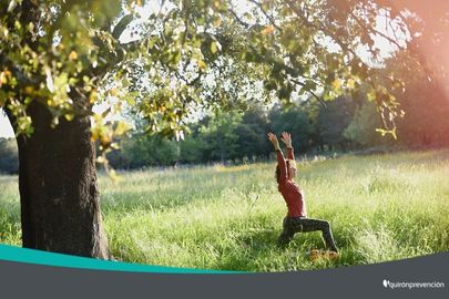 mujer meditando en una pradera verde imagen pequeña