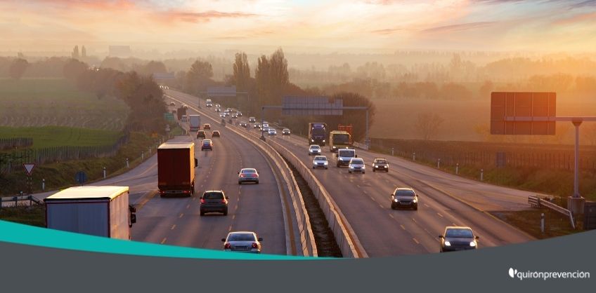 autopista abarrotada de coches imagen grande