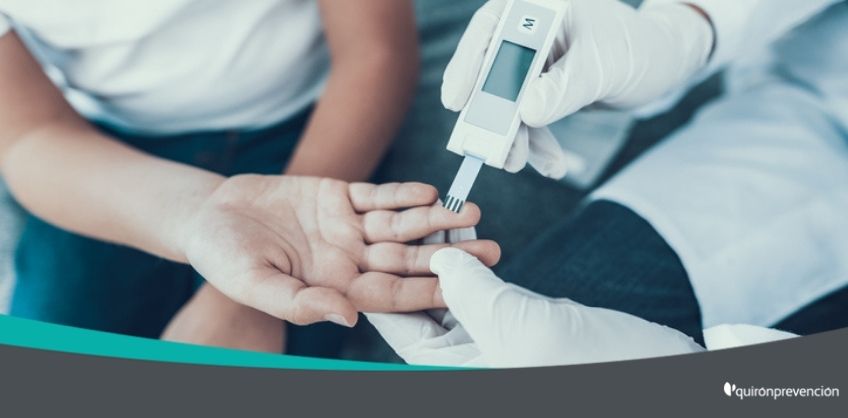 médico haciendo prueba de glucosa imagen grande