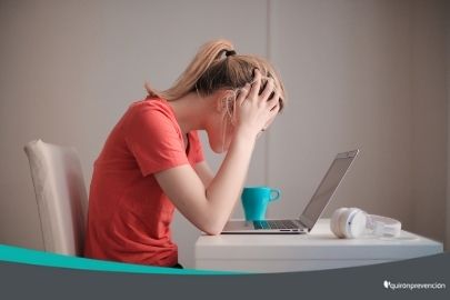 mujer estresada delante de portátil imagen pequeña