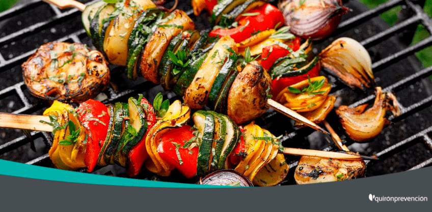 verduras haciéndose en una barbacoa imagen grande