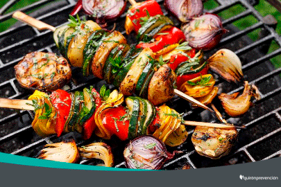 verduras haciéndose en una barbacoa imagen pequeña