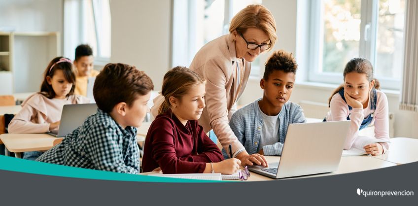 niños en clase con profesora imagen grande