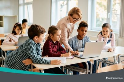 niños en clase con profesora imagen pequeña